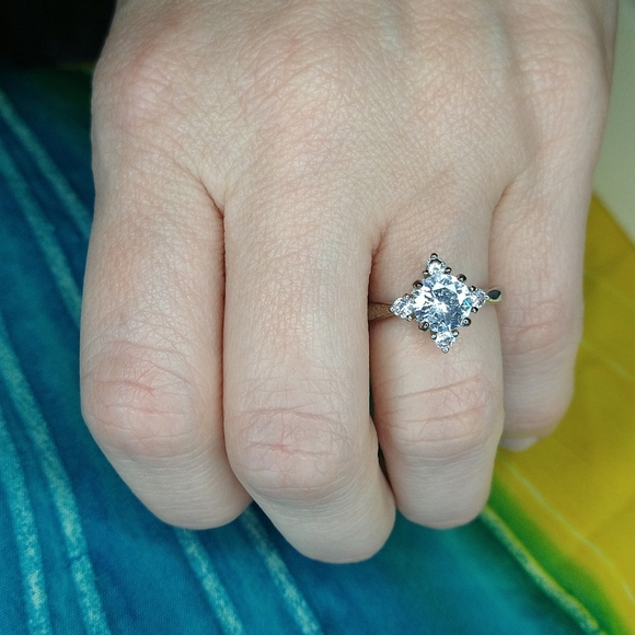 Jewelry - **Snowflake design radium ring size 6**
